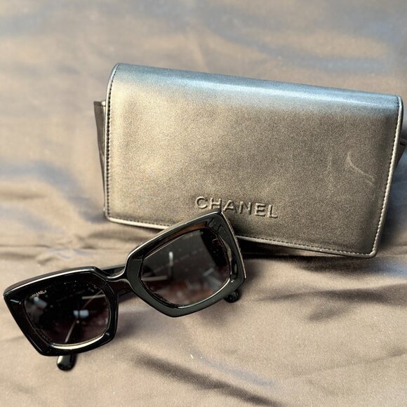 Chanel Black Shades w/ Case - Picture 1 of 2